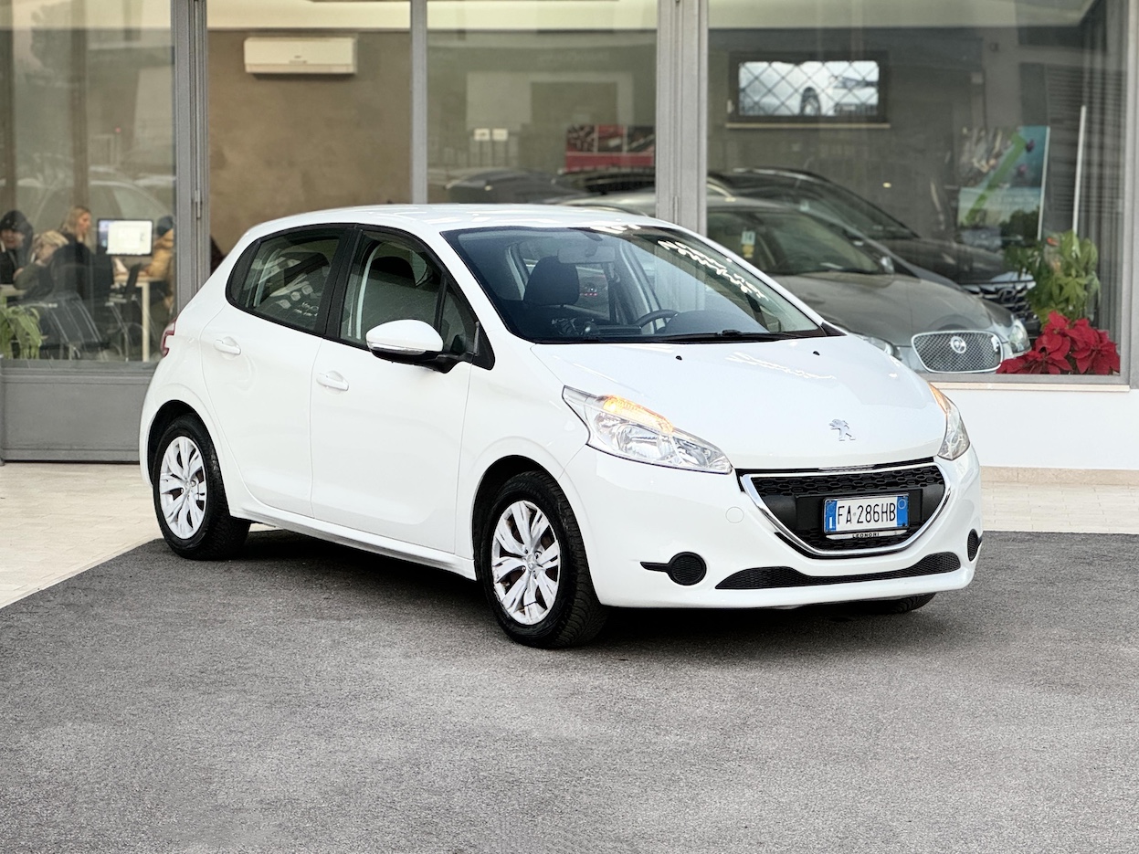 PEUGEOT - 208