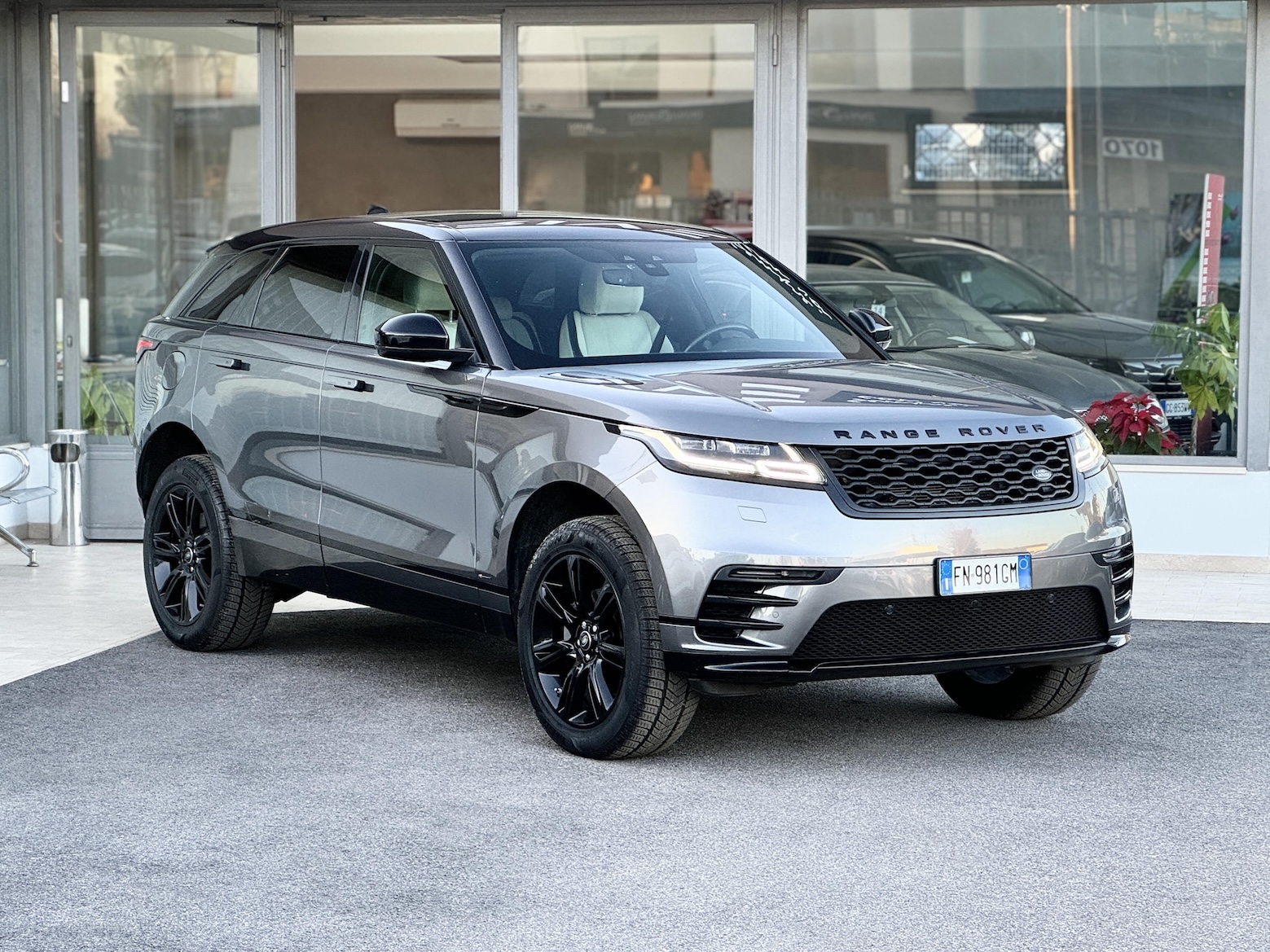 LAND ROVER - Range Rover Velar