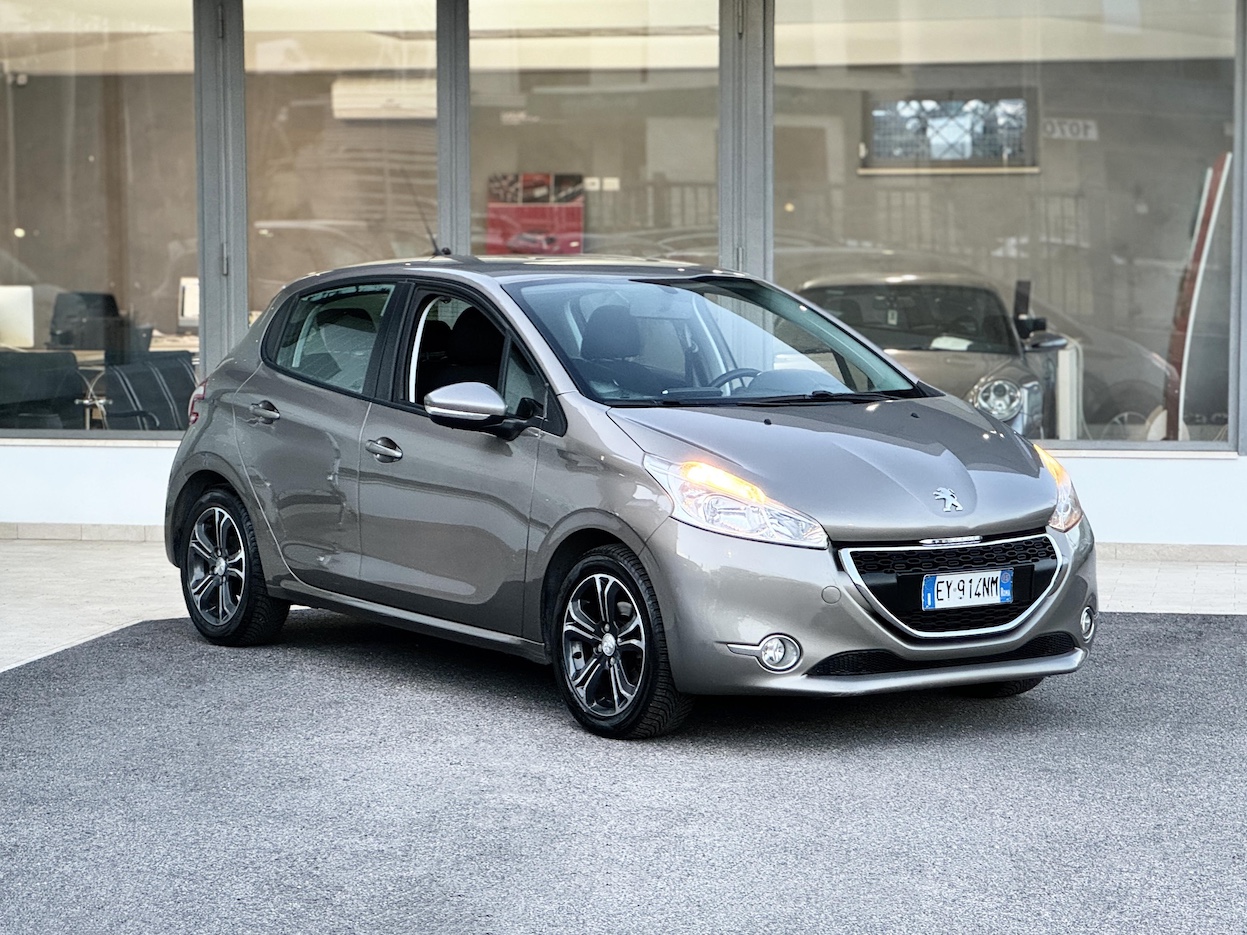 PEUGEOT - 208