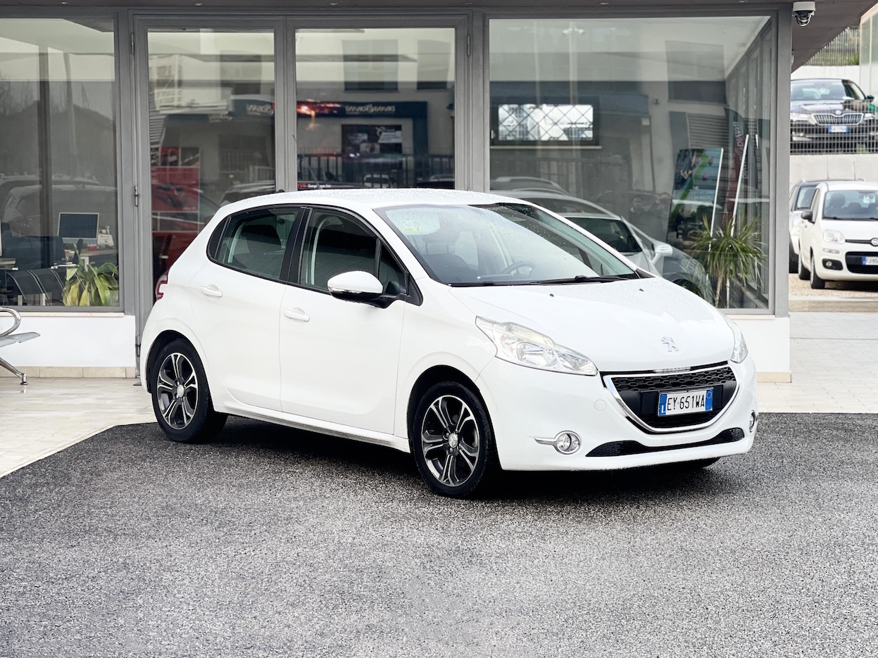 PEUGEOT - 208