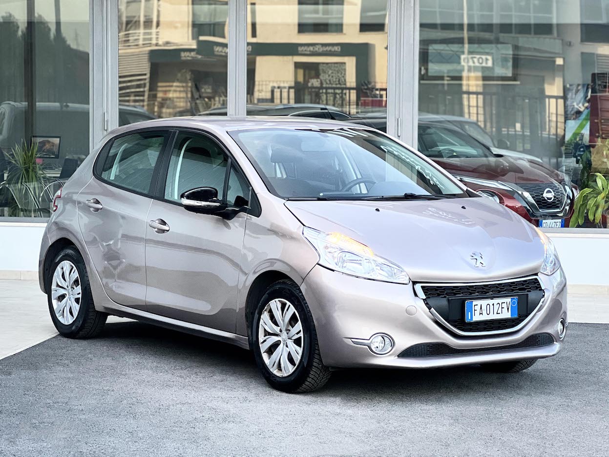 PEUGEOT - 208